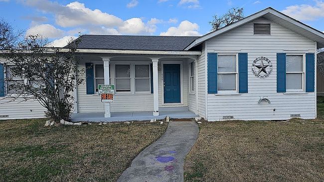 Photo of 608 3rd St #C, Cuero, TX