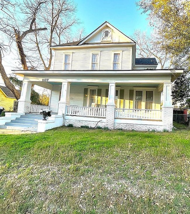 Photo of 207 W Reagan St, Palestine, TX