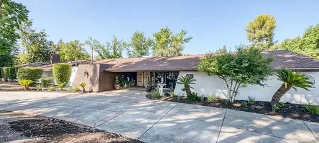 Preview of property located at 5072 N Van Ness Blvd