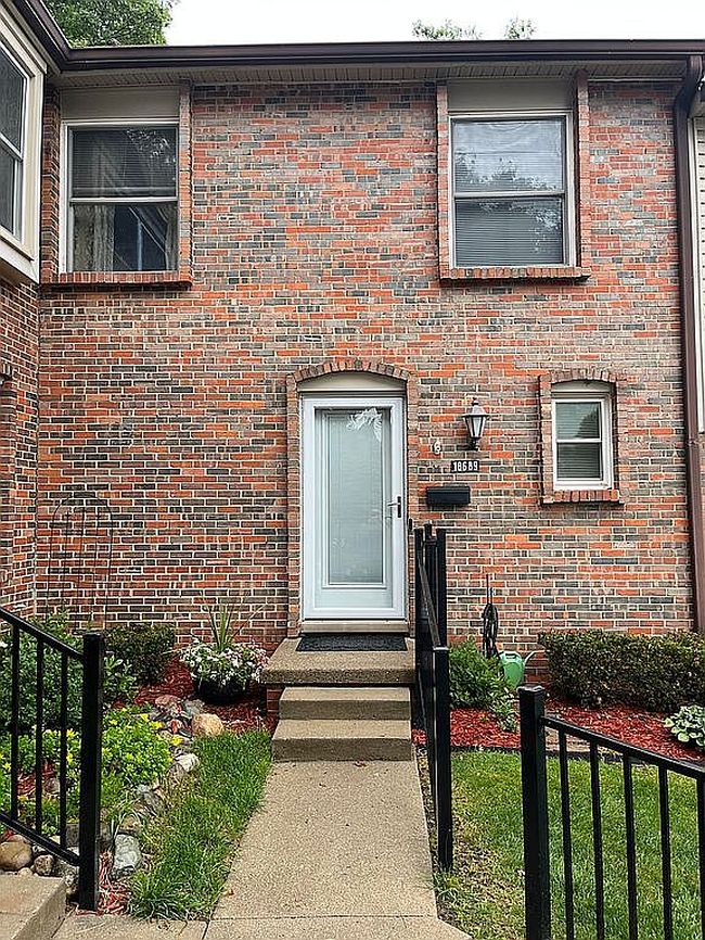 Photo of 18689 Jamestown Cir, Northville, MI