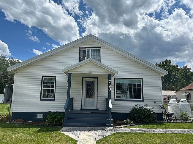 Photo of 753 E Riverside Dr
