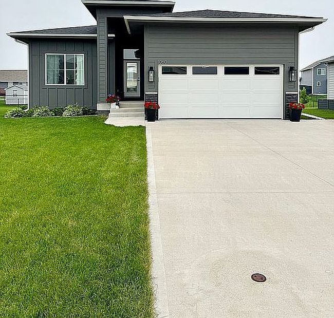 Photo of 1060 Cedar St, Waukee, IA