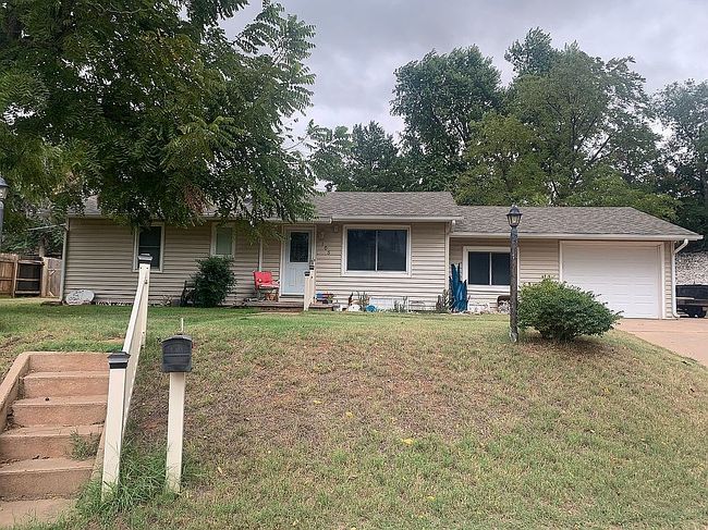 Photo of 105 Blue Heights Dr, Medicine Lodge, KS