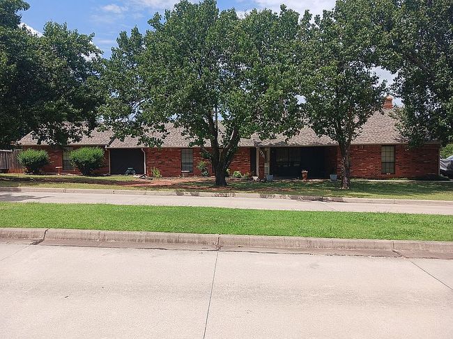 Photo of 2401 Oak Forest Dr, Norman, OK