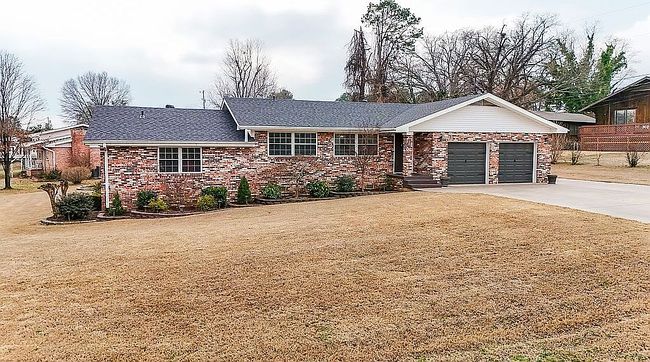 Photo of 1101 W Main St, Ozark, AR