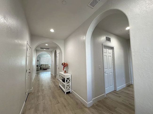 Additional photo 3 of property located at 1405 W Tyler Ct