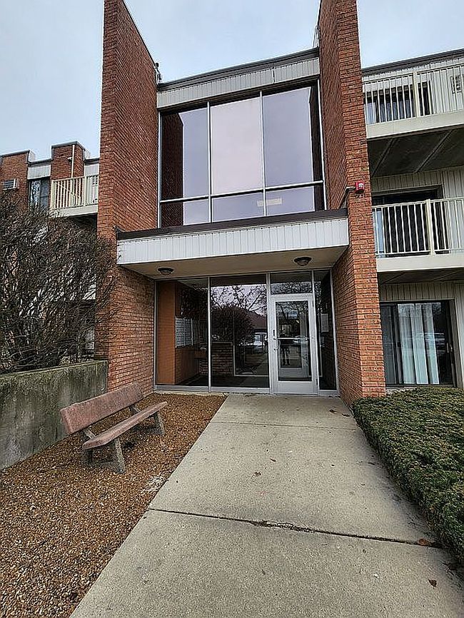 Photo of 300 W Fullerton Ave Apt 222