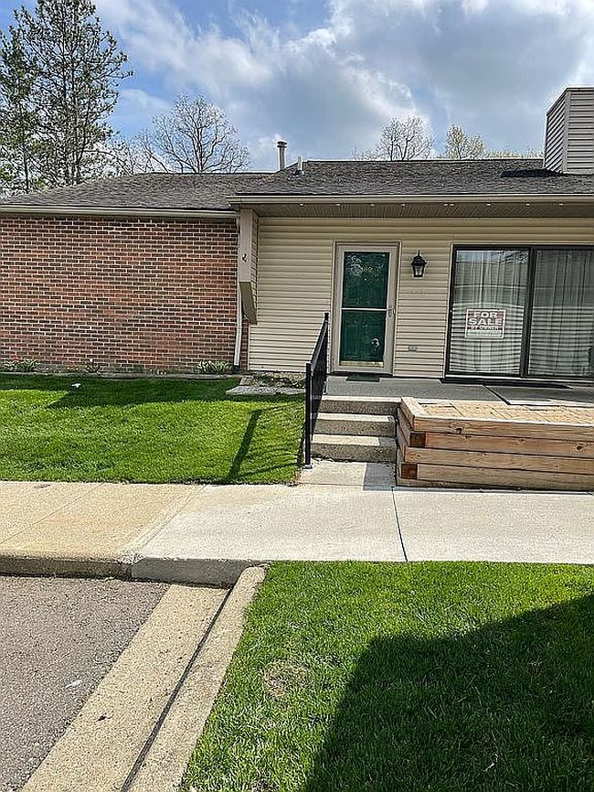 360 Spring Brooke Dr, Brighton, MI