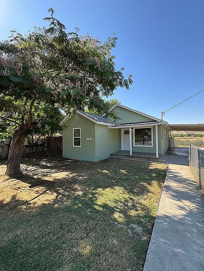 Photo of 1722 E Crabtree Ln, Porterville, CA