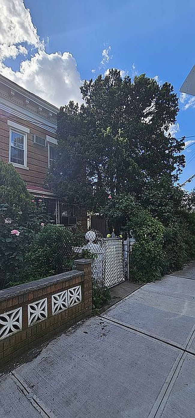 Image of 1022 Dahill Rd