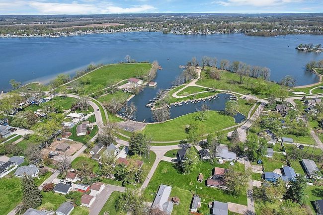 Image of 5557 Lake Shore Dr Ne
