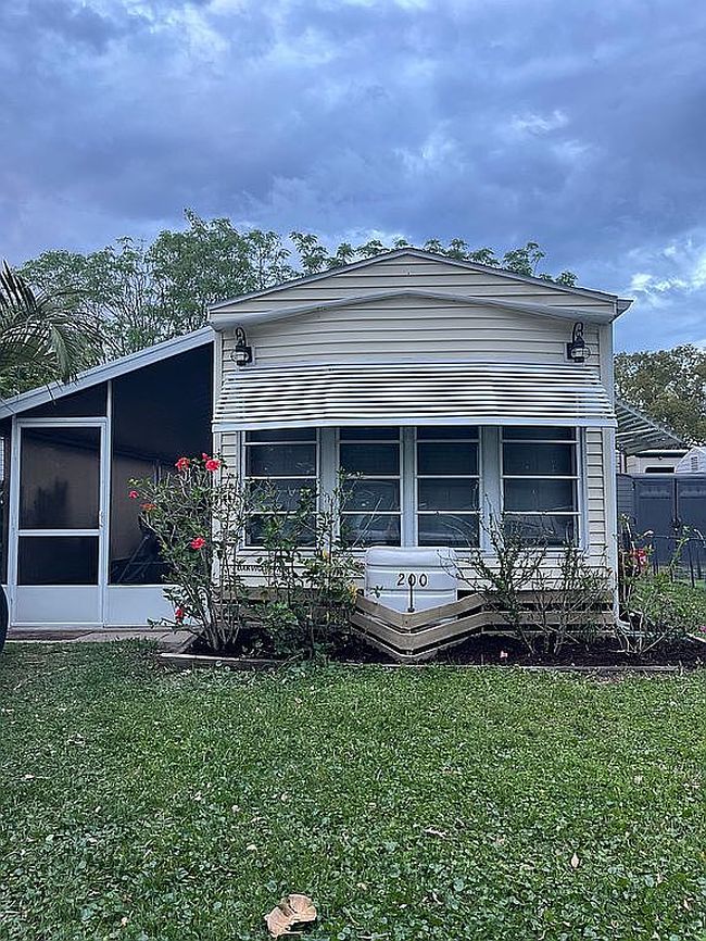 Image of 13905 W Colonial Dr