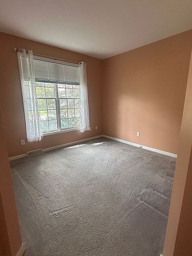 Photo of 18 Lupine Dr, Malta, NY