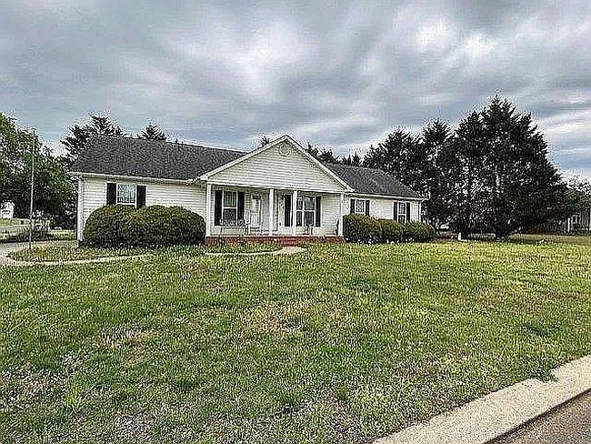 Photo of 176 Elbert St, Chatsworth, GA