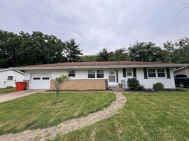 Photo of 2003 University Dr, Charleston, IL