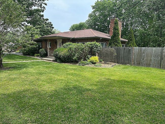 Photo of 667 N Lake St, Grayslake, IL