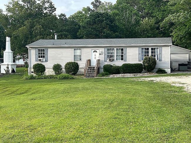 Photo of 823 Sand Ridge Rd, Hubert, NC