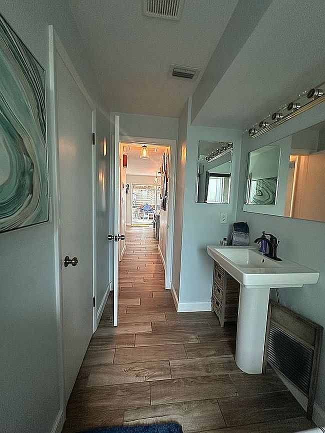 Image of 2735 Woodside Ave