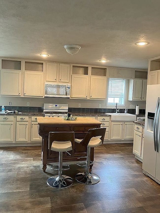 Photo of 6480 Lake Breeze Dr, Brighton, MI