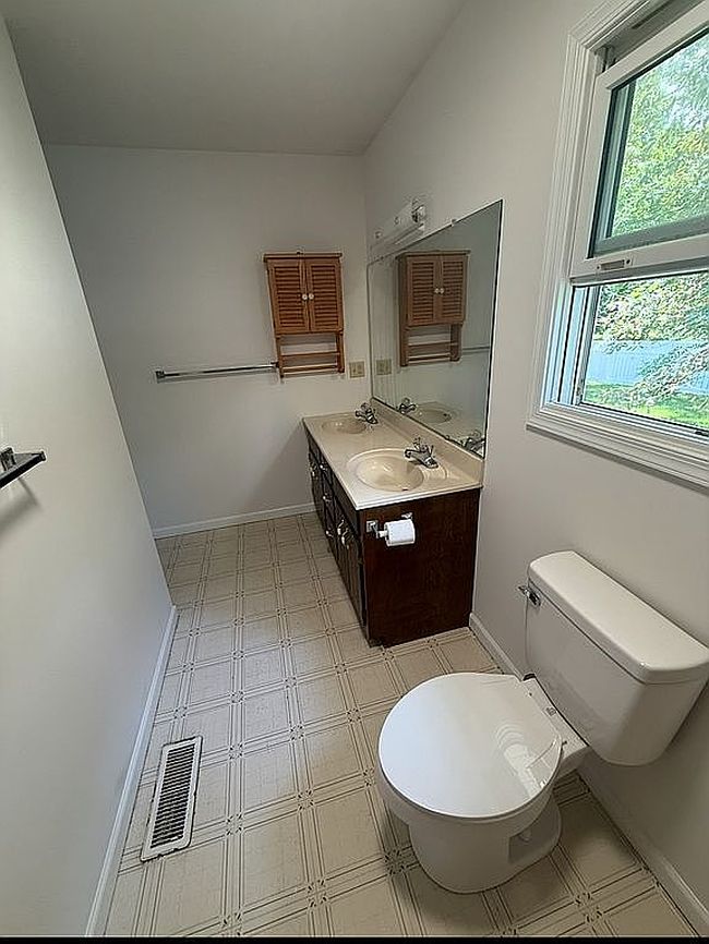 Additional photo 3 of property located at 136 Iris Dr