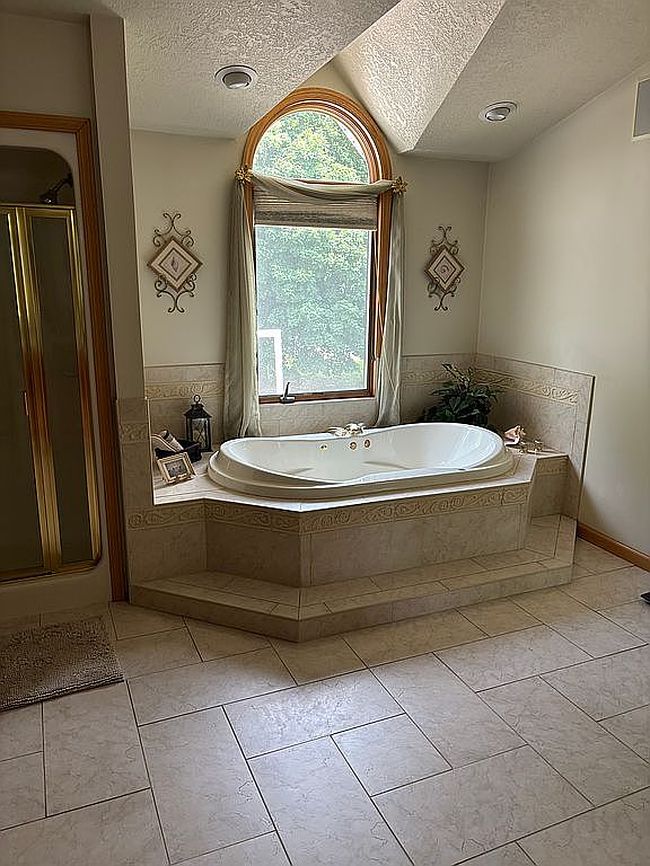 Photo of 2565 N Breezewood Dr, Marion, IN