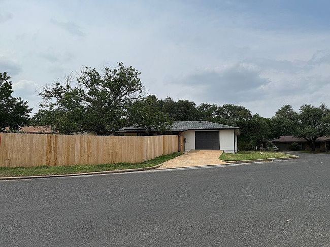 Photo of 323 Broadmoor Dr, Fredericksburg, TX