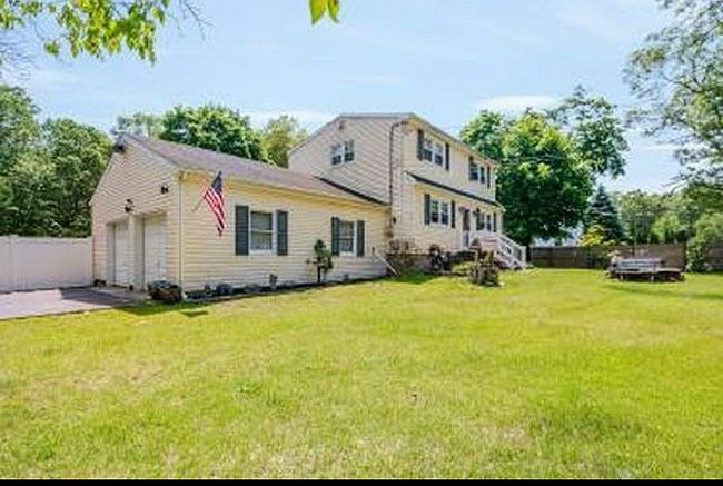 Photo of 20 Wainwright St, Ronkonkoma, NY