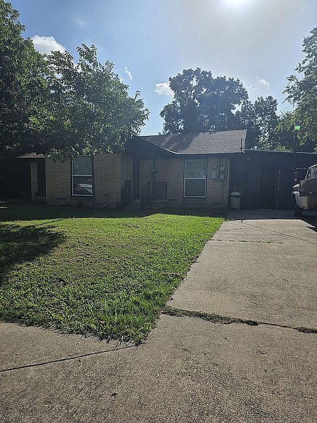 Photo of 2526 Pleasant Dr, Dallas, TX