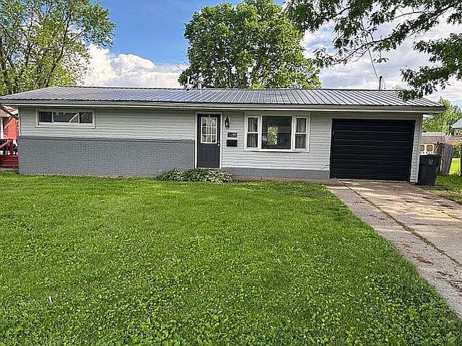 Photo of 907 E Newkirk St, Tuscola, IL