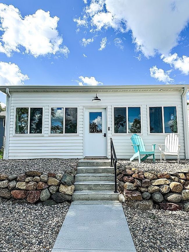 Photo of 1504 Dundee Ave, Spirit Lake, IA