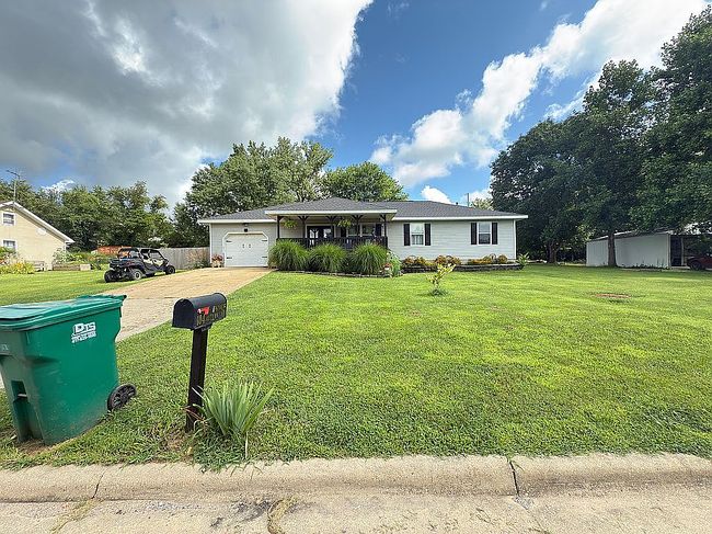 Photo of 104 Autumn Dr, Cabool, MO
