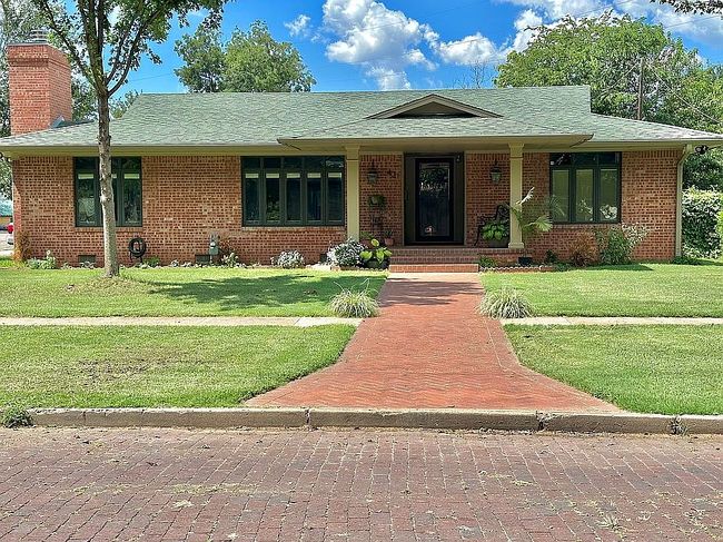 Photo of 421 W Bert Ave