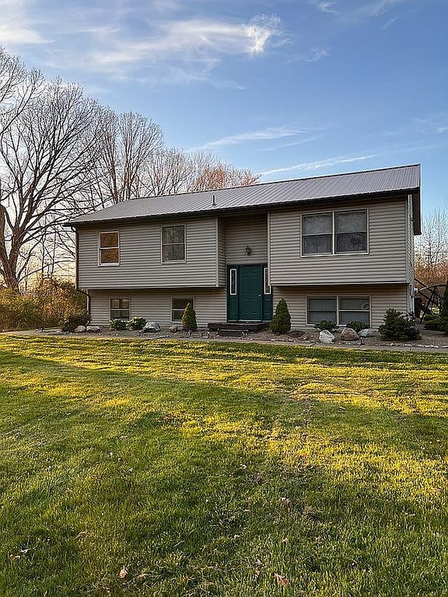 Photo of 77 Pew Rd, Mercer, PA