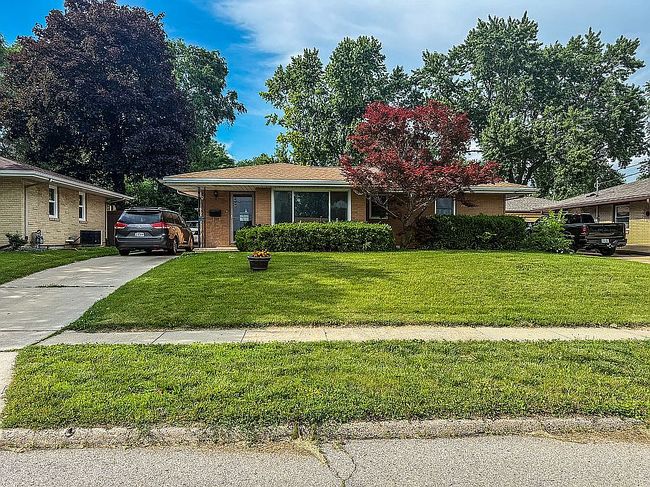 Photo of 1809 Pearl Dr, West Des Moines, IA