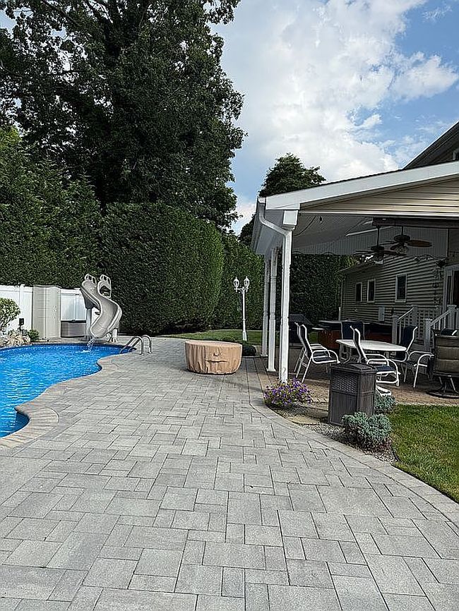 Photo of 30 Rose Ct, Lindenhurst, NY