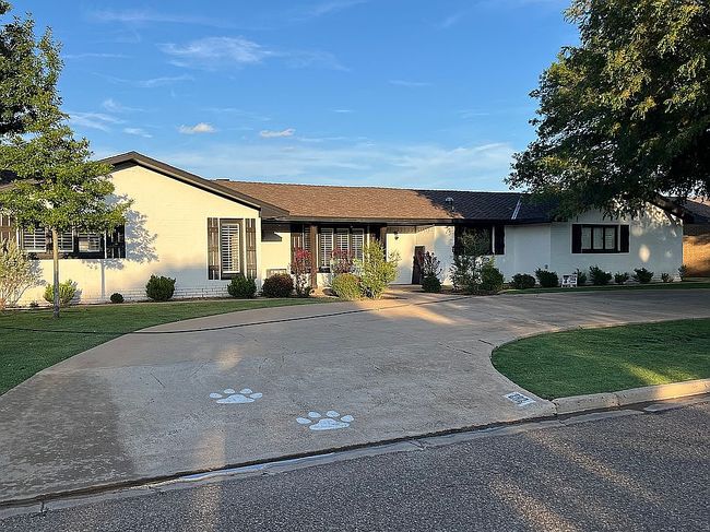 Photo of 202 Navasota Dr, Plainview, TX