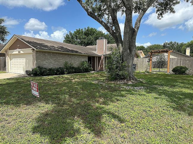 Photo of 102 Planters Dr, Victoria, TX
