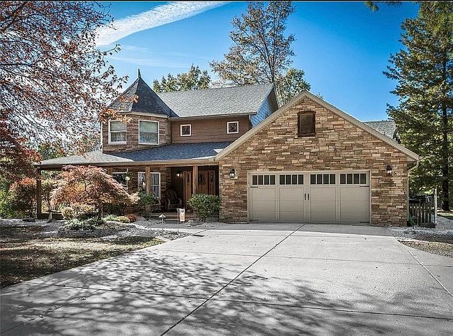Photo of 8801 Rosewood Hills Dr, Edwardsville, IL