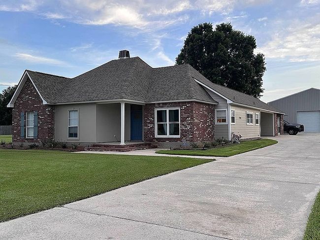 Photo of 8301 Pin Oak Dr, Zachary, LA