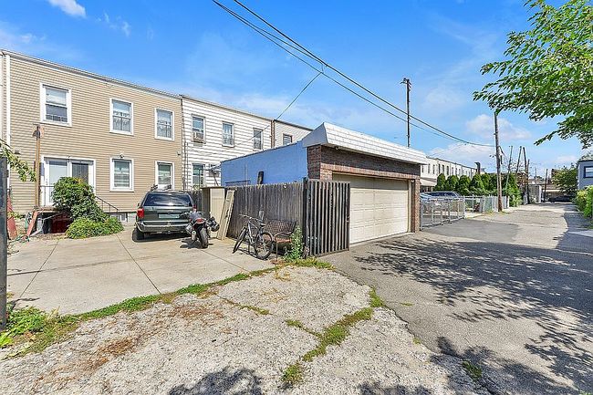 Photo of 64-08 Metropolitan Ave, Middle Village, NY