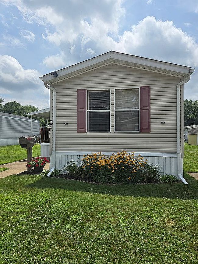 Photo of 202 Port Ln Se, New Philadelphia, OH