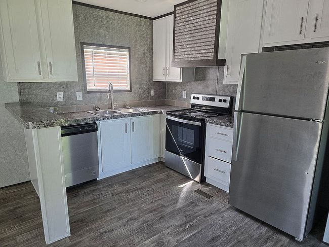 Additional photo 3 of property located at 3400 Robinson Dr #36