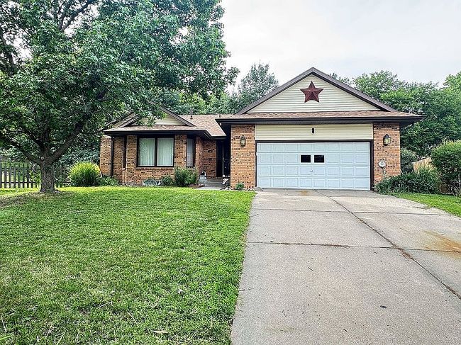 Photo of 2004 Booth Cir, Lincoln, NE