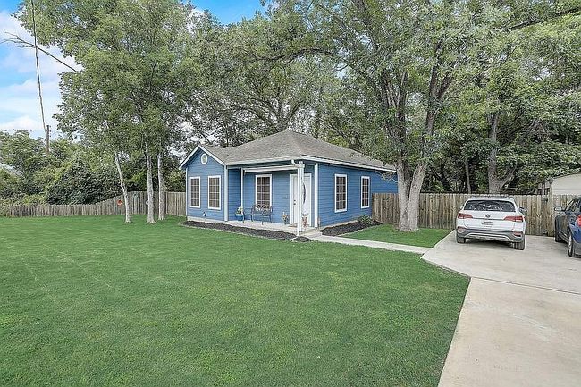 612 N Cedar St, Luling, TX