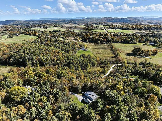 Photo of 653 Simmons Dr, Shelburne, VT