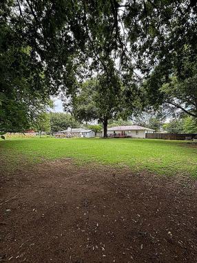 Image of 10204 Meadowood Dr
