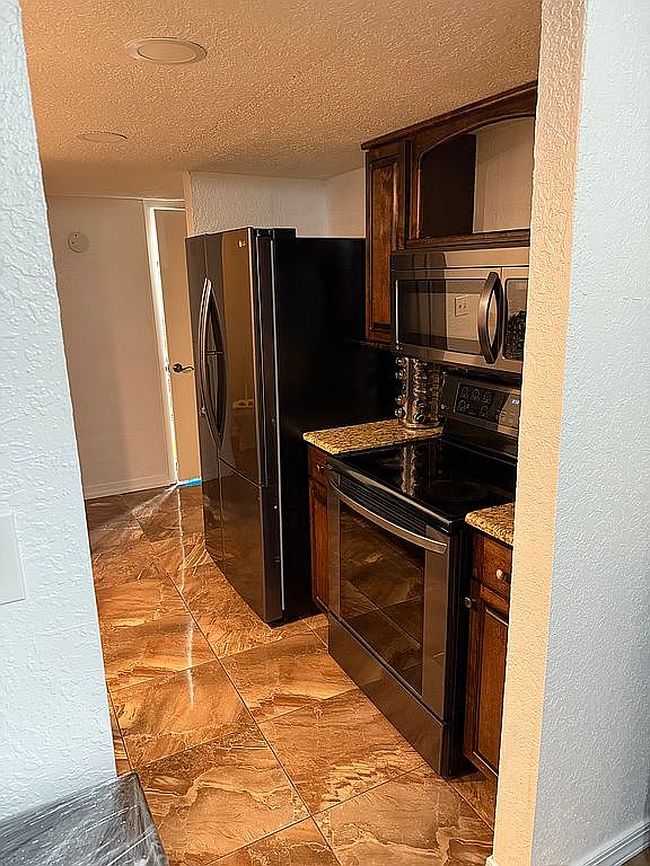 Image of 100 Golden Sand Dr #B