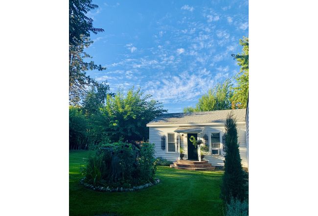 Photo of 130 W Deschutes Ave