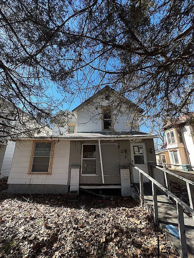 Image of 923 Nw Van Buren St