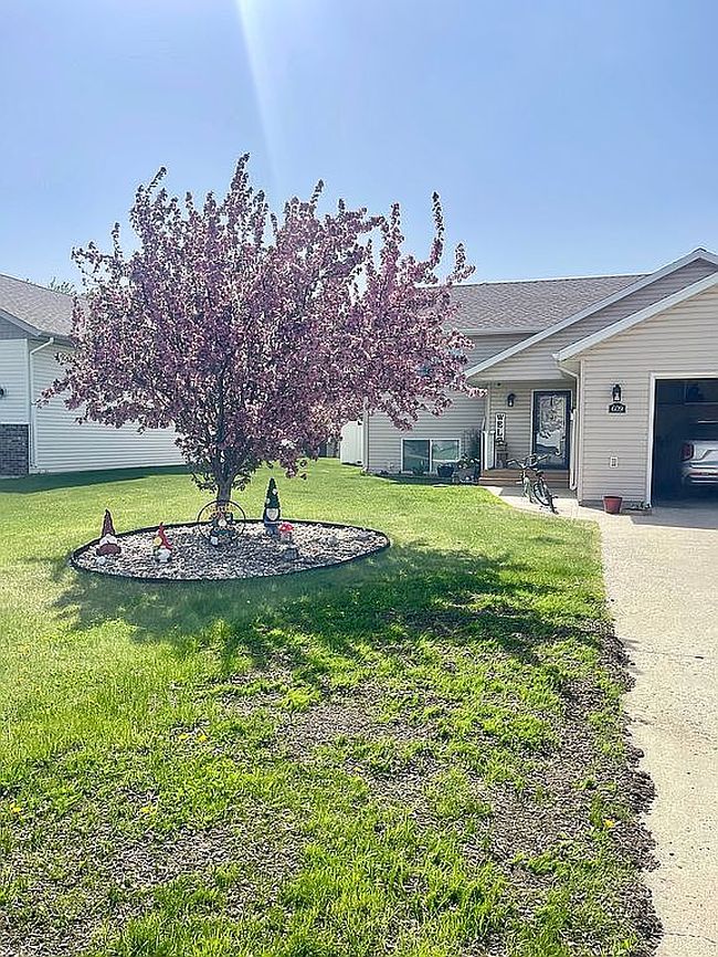 Image of 609 3rd St E